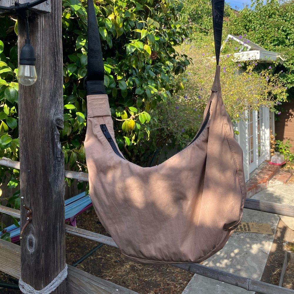 Baggu medium crescent bag in cocoa